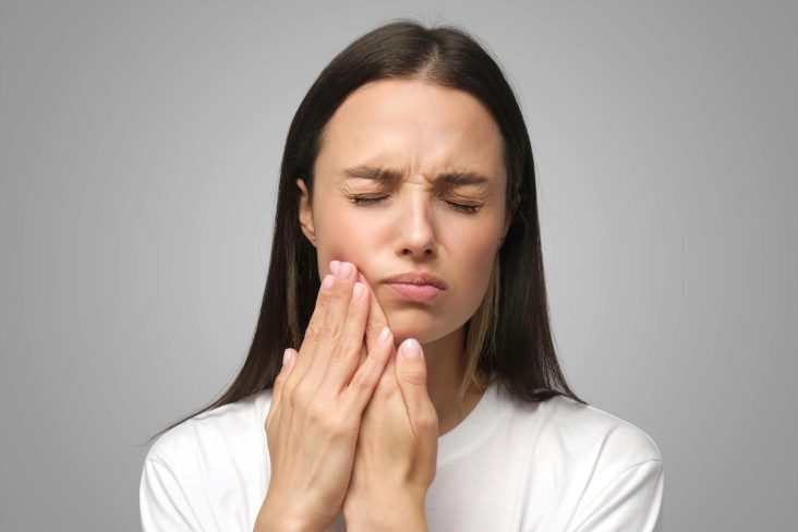 Woman having sinus infection tooth pain
